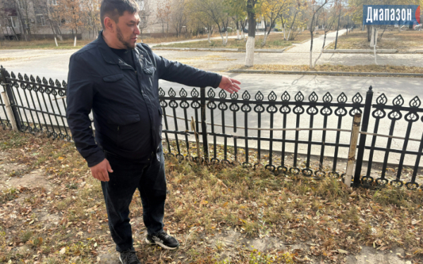 Пластиковый забор держится на трубах и проволоке