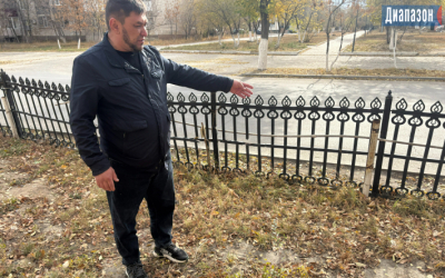 Пластиковый забор держится на трубах и проволоке