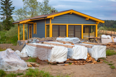Юрист напомнил, в каких случаях дачникам грозит штраф за склад на участке
