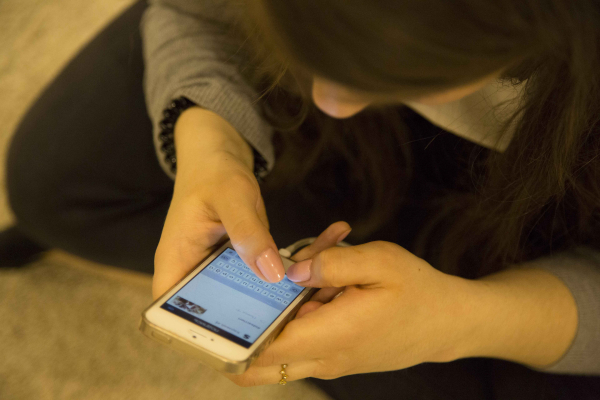 В Новосибирске полиция попросила родителей проверить телефоны своих детей