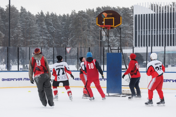 В Екатеринбурге завершили Масленицу турниром по баскетболу на льду
